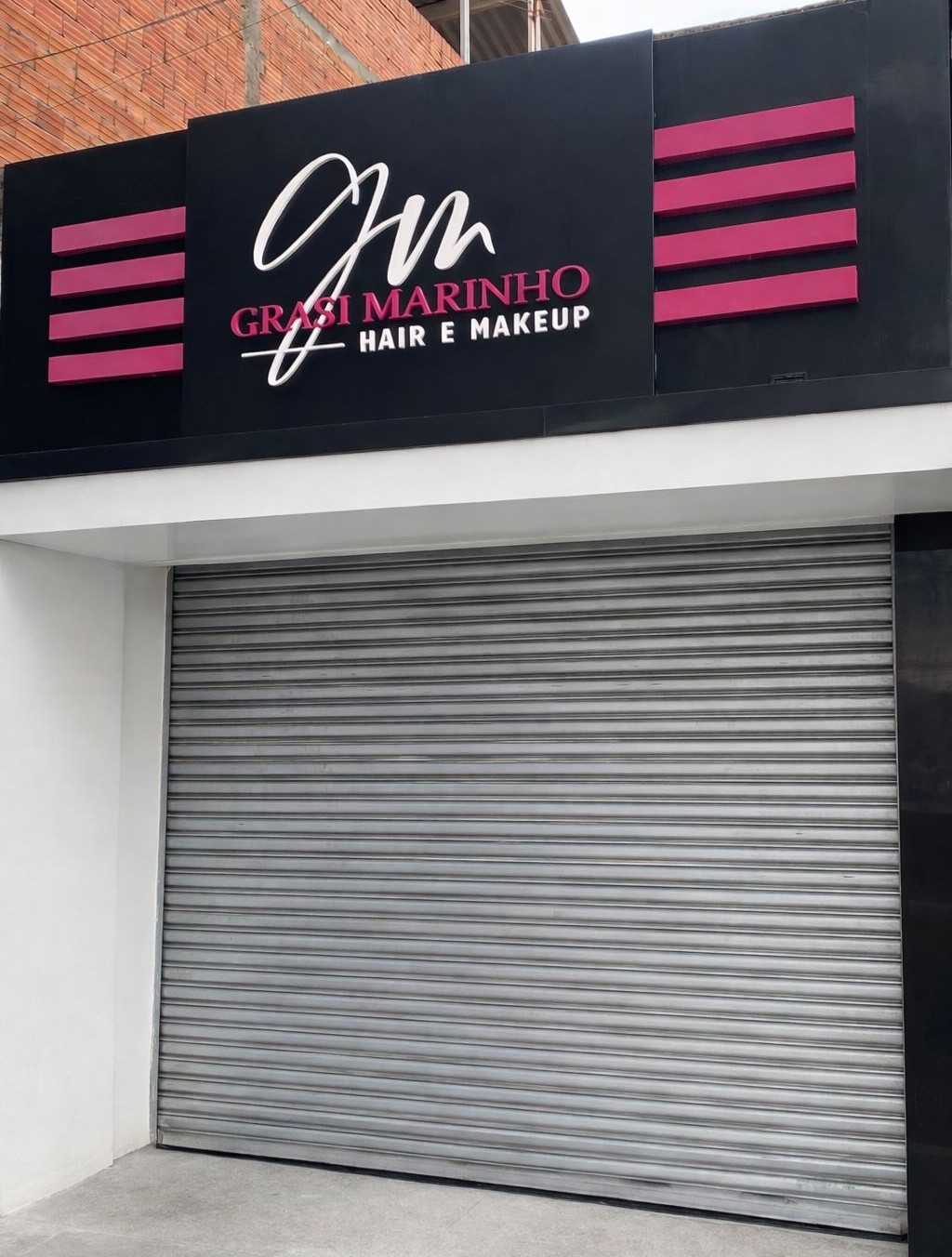 Fachada renovada com sinalização profissional